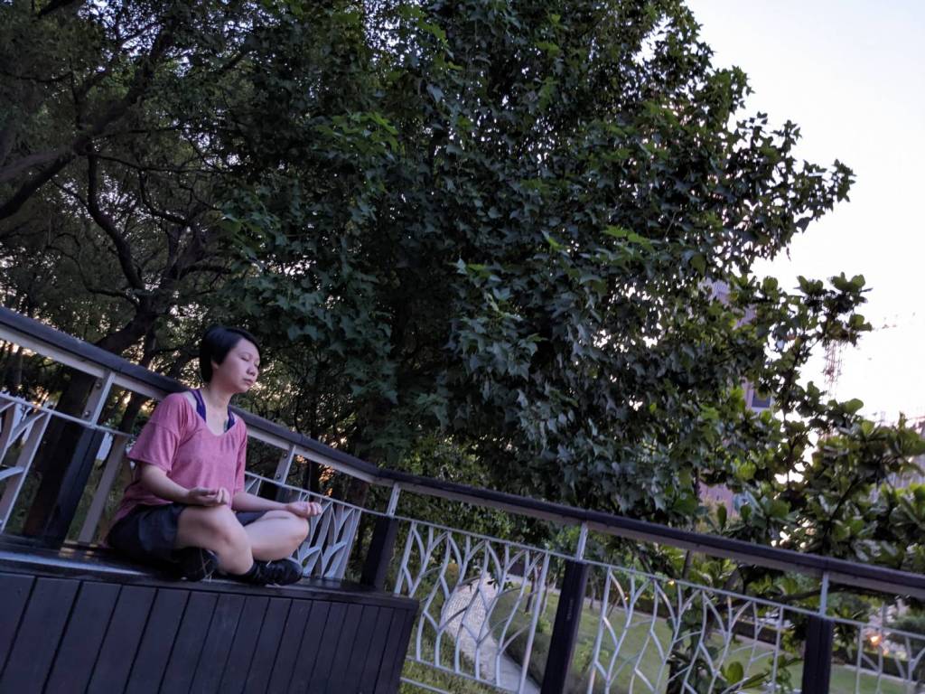 很多人常覺得腦袋停不下來，越不要焦慮就越緊張。冥想引導用聲音與催眠技巧，帶你轉移注意力，專注在當下，重新建立與安定的連結，放鬆身心狀態，讓大腦從混亂回到平靜。