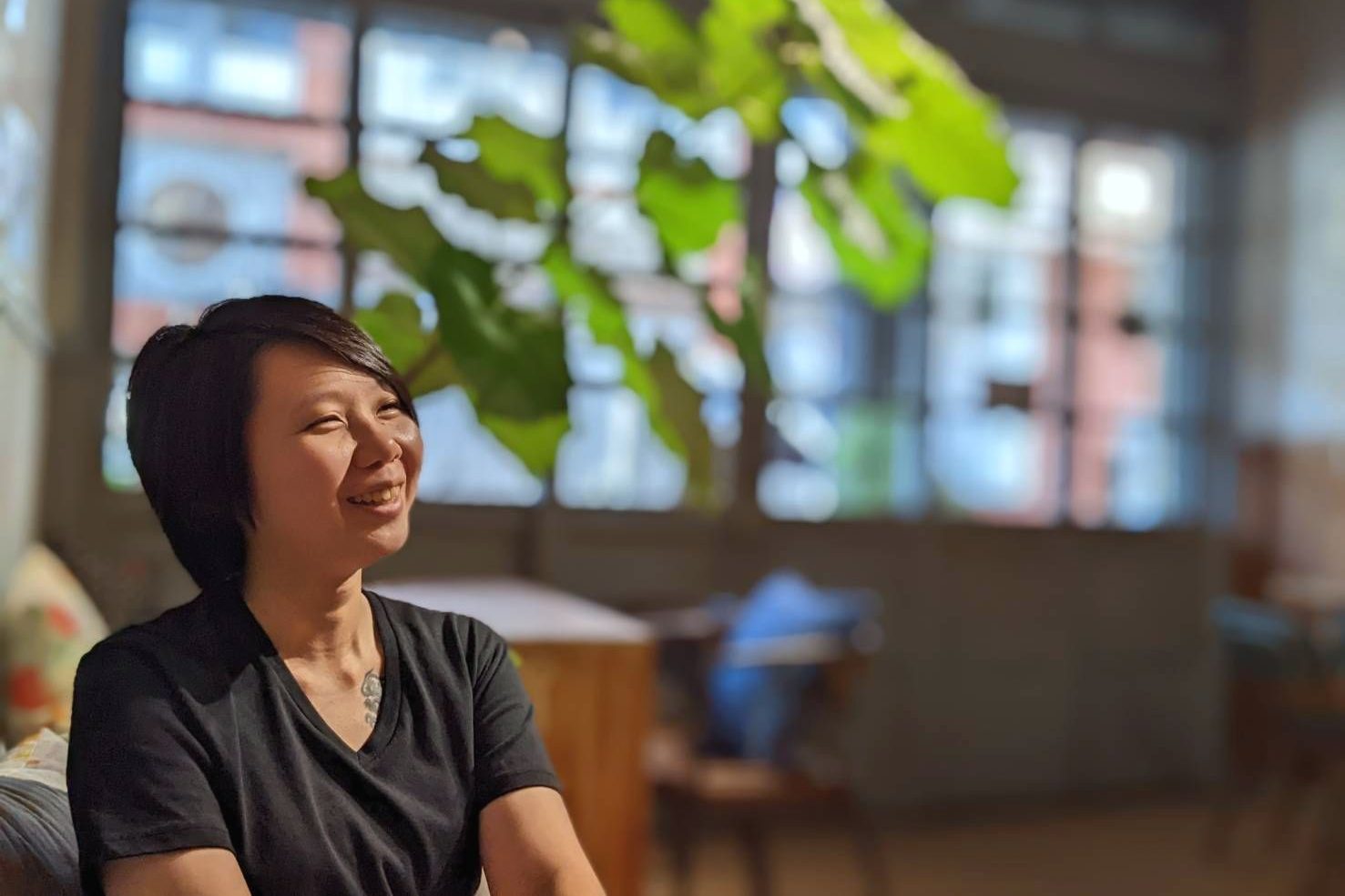 我是米爾貓，一位催眠師，也是一個從創傷中慢慢學會擁抱自己，陪伴自己走過黑夜的人。