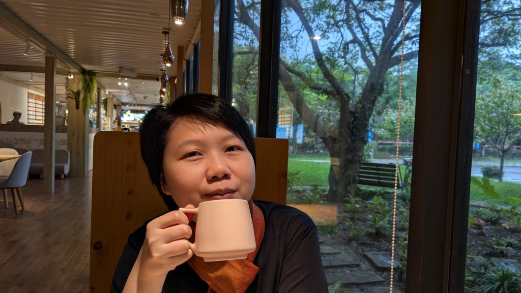 成功會啟動大腦的多巴胺獎賞系統，讓人感到愉悅與動力；相反地，失敗會觸發求生存模式，杏仁核過度反應、前額葉降弱，使情緒放大並產生自我否定。只在成功時對自己好，會讓大腦學到「我只有成功才有價值」，導致自我價值低落、挫折耐受度下降與行動力不穩。善待失敗的自己，才能真正長出力量。