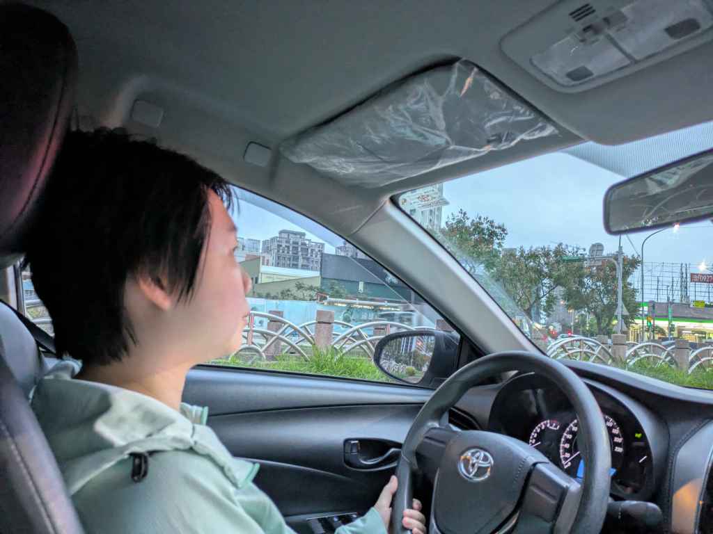 年末回顧，練習照顧自己的一年。這一年把注意力慢慢拉回生活本身，完成公益催眠、學會開車、調整飲食、獨自過年，也在每月公益催眠之夜的主題練習中，一步步讓身心變得安穩。如果想做什麼，就去做吧，2026特別是吃喝、玩耍、赤子之心，好好過生活。