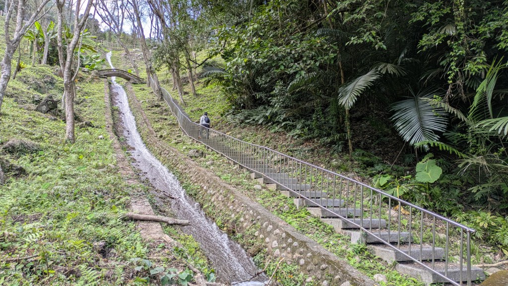 相信什麼，就看見什麼。假傷疤實驗證明內在信念會扭曲現實，引發焦慮並限制表現。要打破潛意識框架，需透過放鬆與感恩日記，刻意蒐集反向證據，將求生模式切換為成長模式，看見生命全貌與善意。