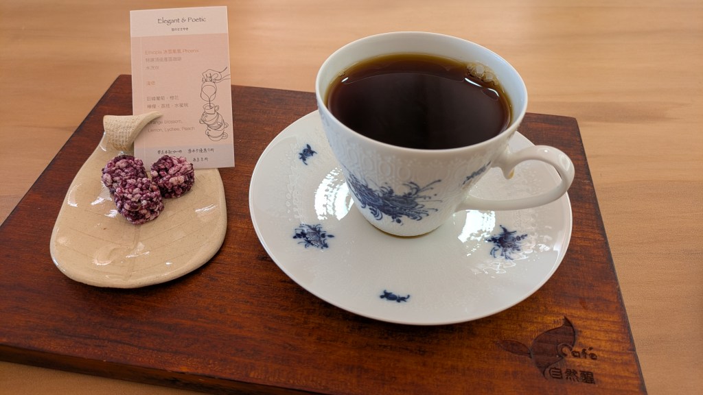 搬家汰換陪伴15年的磨豆機，引發內在認知失調與被遺棄的恐懼。透過自我催眠與心理覺察，藉由告別，將愧疚轉化為感謝，放下對老去與無用的恐懼，與過去的自己和解。斷捨離的難不在物品去留，而是對自我價值的否定。